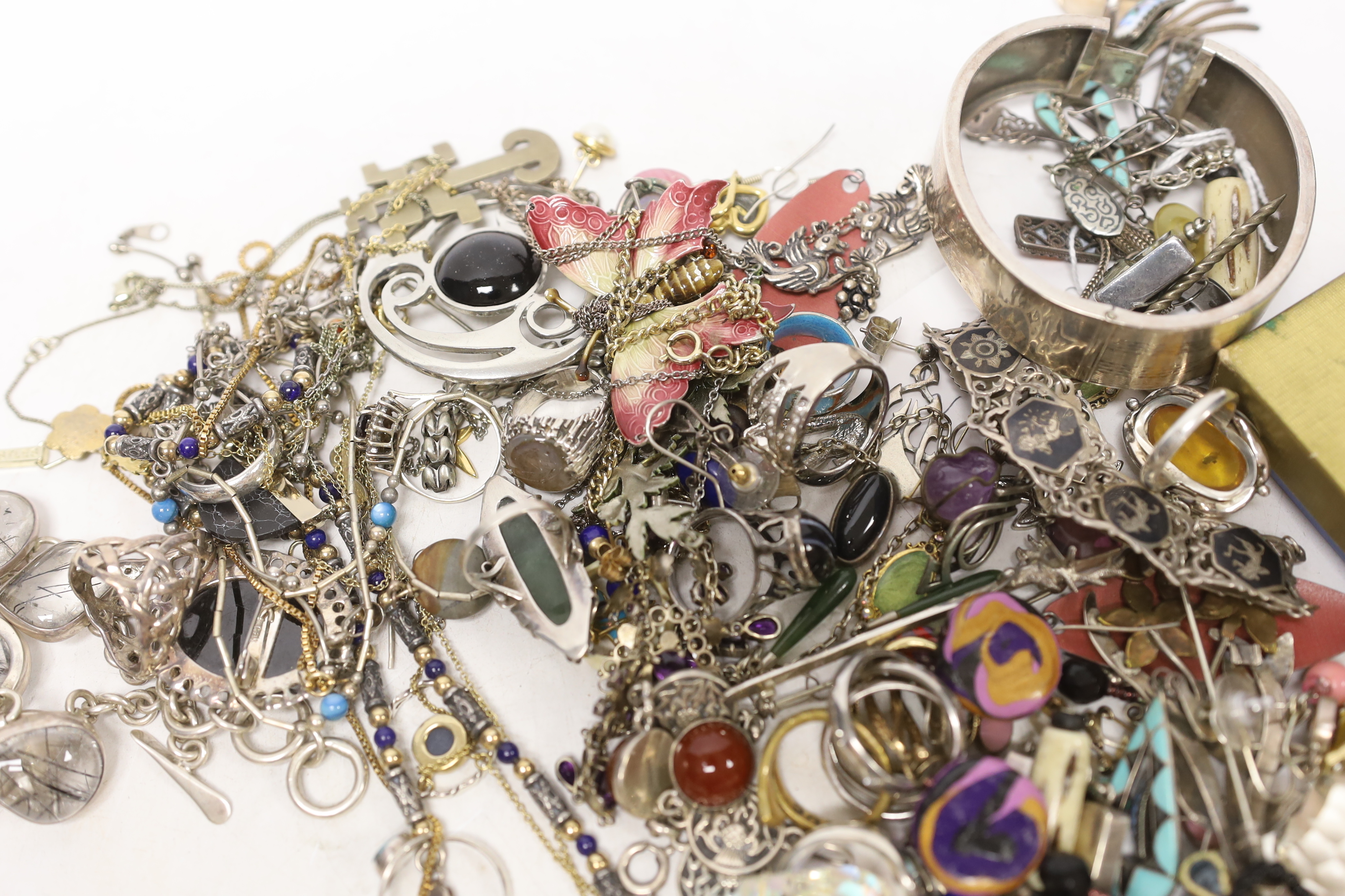 A quantity of assorted costume jewellery including rings, chain, earrings, etc.